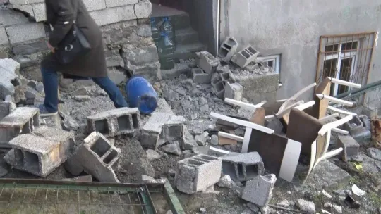 İstanbul'da feci kaza: Merdivenlere uçan araçtan son anda kurtuldular