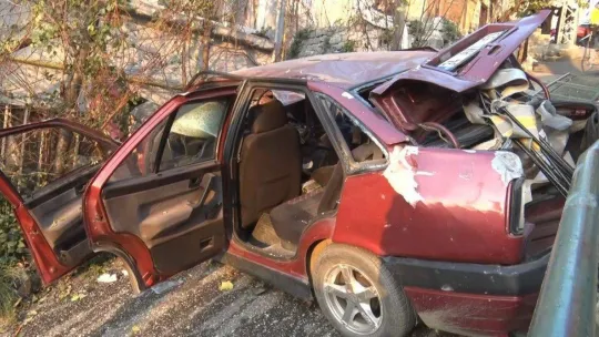 İstanbul'da feci kaza: Merdivenlere uçan araçtan son anda kurtuldular