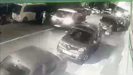 İstanbul'da film sahnesi gibi olay kamerada: Ortalığı savaş alanına çevirip çekiciyle aracını kaçırdı