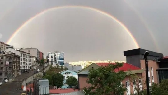 İstanbul'da gökkuşağı sürprizi kartpostallık görüntüler oluştu