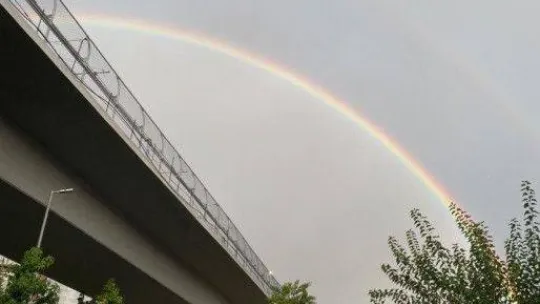 İstanbul'da gökkuşağı sürprizi kartpostallık görüntüler oluştu