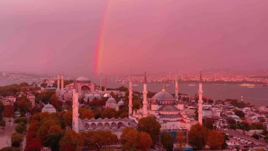 İstanbul'da gökkuşağı ve şimşekler kartpostallık görüntü oluşturdu