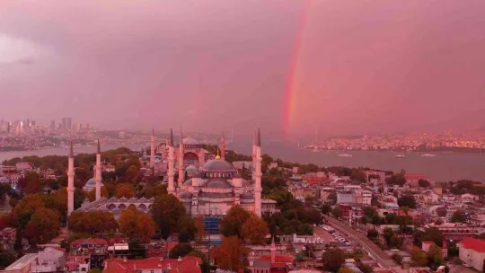 İstanbul'da gökkuşağı ve şimşekler kartpostallık görüntü oluşturdu