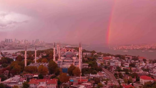 İstanbul'da gökkuşağı ve şimşekler kartpostallık görüntü oluşturdu