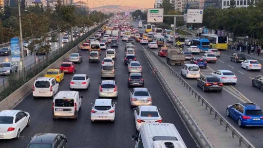 İstanbul'da haftanın ilk günü trafik yoğunluğu yüzde 51'e ulaştı