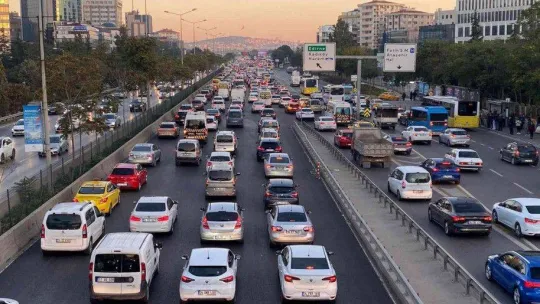 İstanbul'da haftanın ilk günü trafik yoğunluğu yüzde 51'e ulaştı