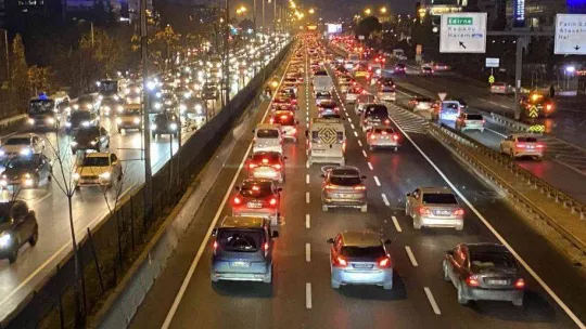İstanbul'da haftanın ilk iş gününde trafik yoğunluğu oluştu
