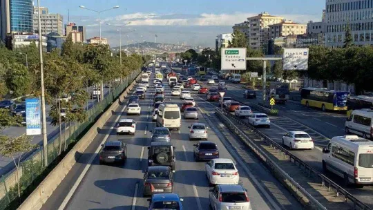 İstanbul'da haftanın son iş gününde trafik yoğunluğu oluştu