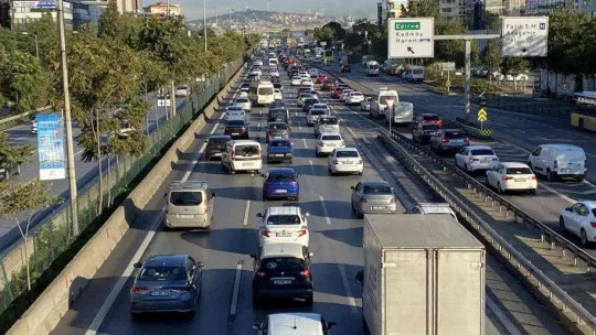 İstanbul'da haftanın son iş gününde trafik yoğunluğu oluştu
