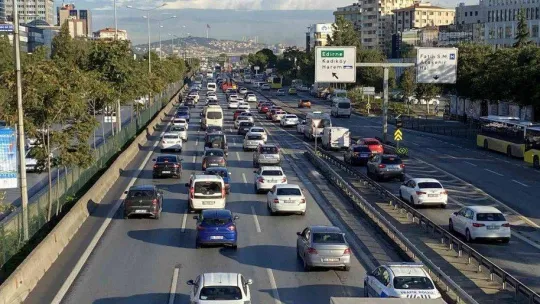 İstanbul'da haftanın son iş gününde trafik yoğunluğu oluştu