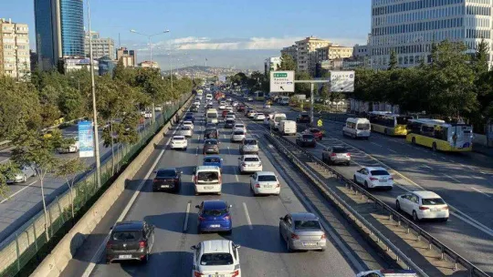 İstanbul'da haftanın son iş gününde trafik yoğunluğu oluştu