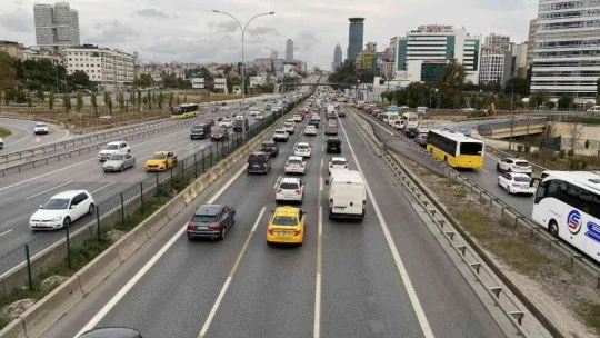 İstanbul'da haftanın son iş gününde trafik yoğunluğu