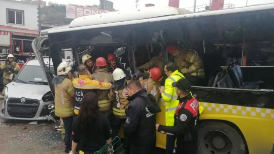 İstanbul'da İETT otobüsü ile tramvay çarpıştı