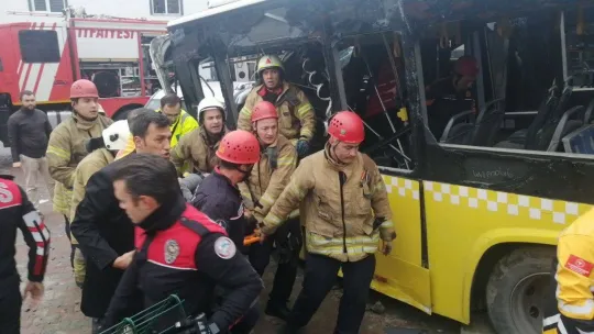 İstanbul'da İETT otobüsü ile tramvay çarpıştı