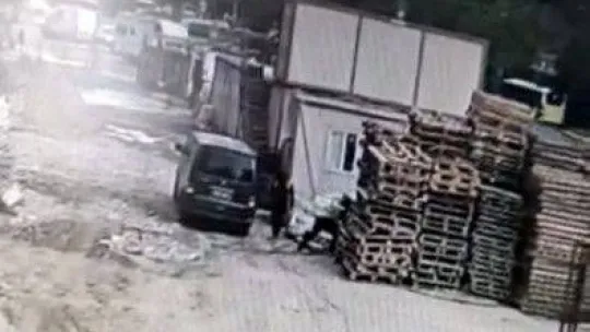 İstanbul'da inşaatçıların kabusu hırsızlar kamerada: Sahte plakalı araçla kablo ve inşaat malzemeleri çaldılar