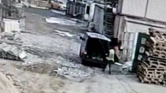 İstanbul'da inşaatçıların kabusu hırsızlar kamerada: Sahte plakalı araçla kablo ve inşaat malzemeleri çaldılar