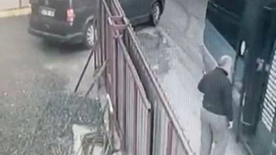 İstanbul'da inşaatçıların kabusu hırsızlar kamerada: Sahte plakalı araçla kablo ve inşaat malzemeleri çaldılar