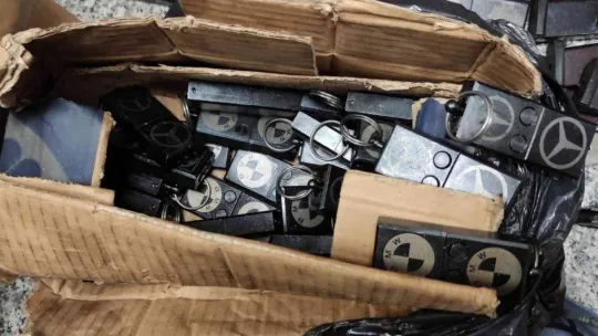 İstanbul'da kaçak silah atölyesine polis baskını: Anahtarlık görünümlü 25 tabanca ele geçirildi