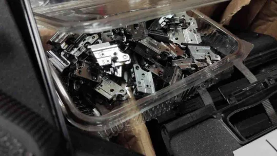 İstanbul'da kaçak silah atölyesine polis baskını: Anahtarlık görünümlü 25 tabanca ele geçirildi