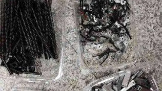 İstanbul'da kaçak silah atölyesine polis baskını: Anahtarlık görünümlü 25 tabanca ele geçirildi