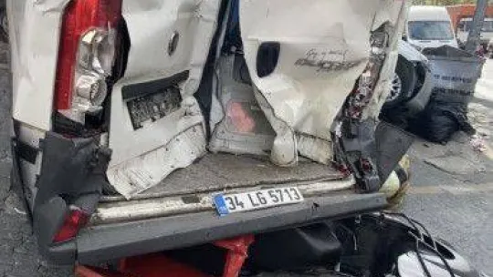İstanbul'da kamyonet dehşeti kamerada: 5 araç pert oldu