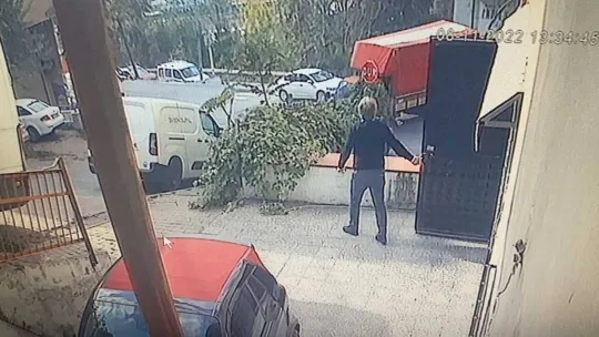 İstanbul'da kamyonet dehşeti kamerada: 5 araç pert oldu