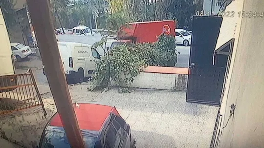 İstanbul'da kamyonet dehşeti kamerada: 5 araç pert oldu