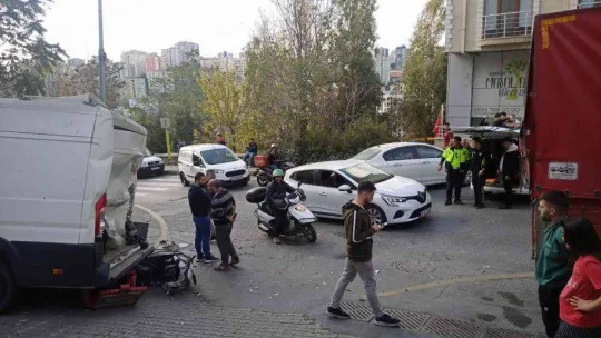 İstanbul'da kamyonet dehşeti kamerada: 5 araç pert oldu