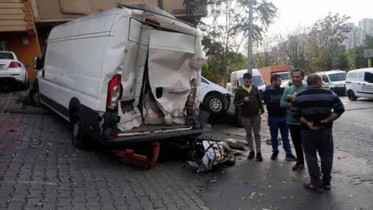 İstanbul'da kamyonet dehşeti kamerada: 5 araç pert oldu