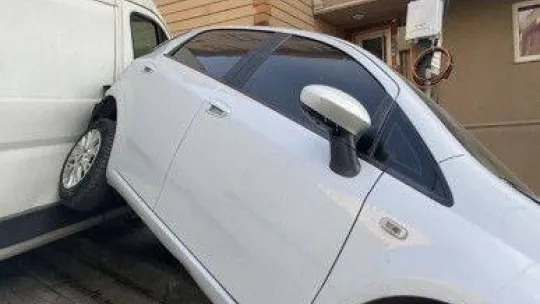 İstanbul'da kamyonet dehşeti kamerada: 5 araç pert oldu