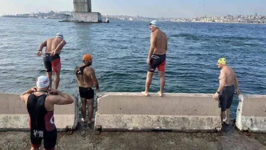 İstanbul'da kış ayında boğazda deniz sefası