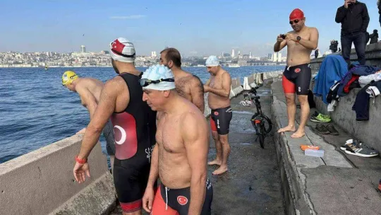 İstanbul'da kış ayında boğazda deniz sefası