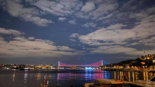 İstanbul'da köprüler Azerbaycan bayrağının renkleriyle ışıklandırıldı