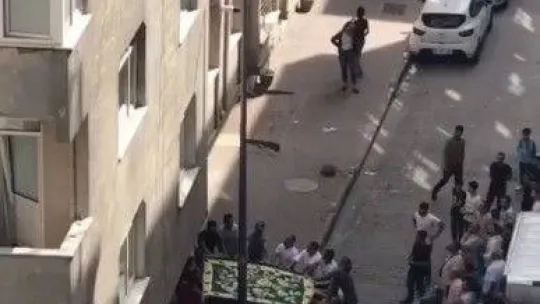 İstanbul'da korku dolu anlar kamerada: Battaniye açarak kadını kurtarmaya çalıştılar