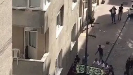 İstanbul'da korku dolu anlar kamerada: Battaniye açarak kadını kurtarmaya çalıştılar