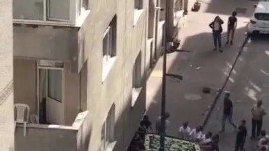 İstanbul'da korku dolu anlar kamerada: Battaniye açarak kadını kurtarmaya çalıştılar