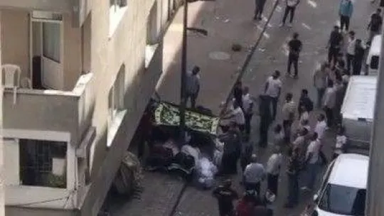 İstanbul'da korku dolu anlar kamerada: Battaniye açarak kadını kurtarmaya çalıştılar