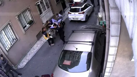 İstanbul'da korku dolu anlar kamerada: Sevgilisiyle tartışan engelli genç dehşet saçtı