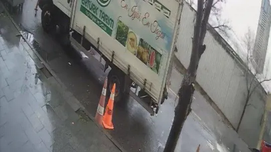 İstanbul'da korku dolu anlar kamerada: Yol bir anda çöktü, sürücü kamyonetini son anda kurtardı