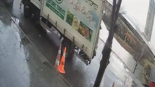İstanbul'da korku dolu anlar kamerada: Yol bir anda çöktü, sürücü kamyonetini son anda kurtardı