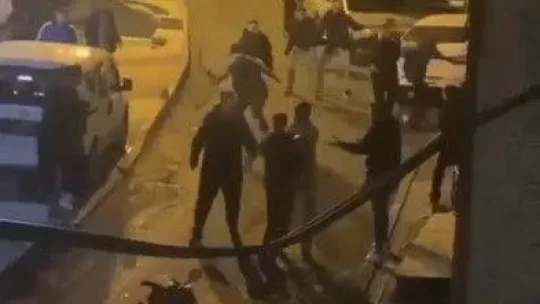 İstanbul'da korkunç kavga kamerada: Kaskla kafalarına vurdular