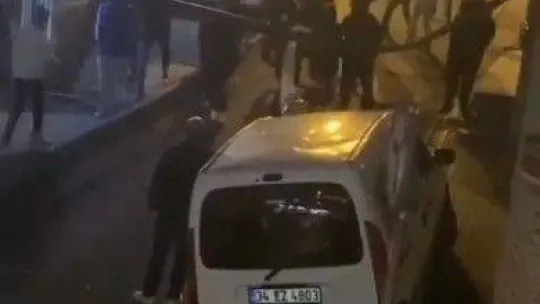 İstanbul'da korkunç kavga kamerada: Kaskla kafalarına vurdular