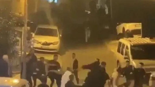 İstanbul'da korkunç kavga kamerada: Kaskla kafalarına vurdular