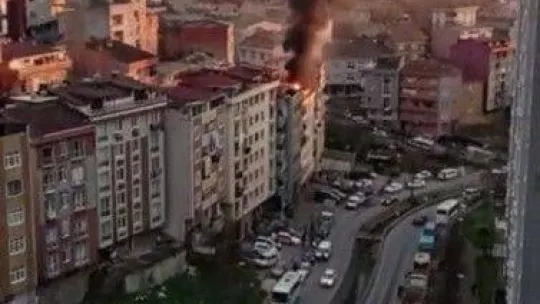 İstanbul'da korkutan yangın: Teras katı alev alev yandı, bina tahliye edildi
