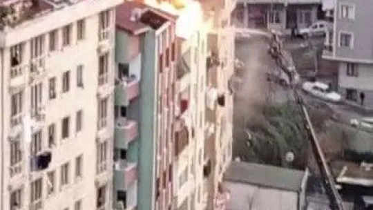 İstanbul'da korkutan yangın: Teras katı alev alev yandı, bina tahliye edildi