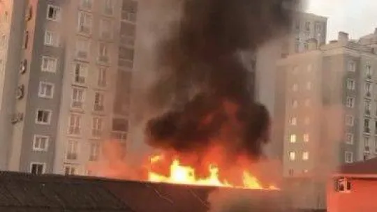 İstanbul'da korkutan yangın: Teras katı alev alev yandı, bina tahliye edildi