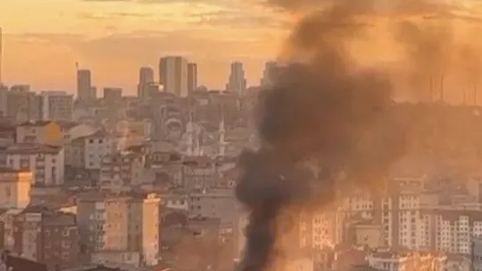İstanbul'da korkutan yangın: Teras katı alev alev yandı, bina tahliye edildi