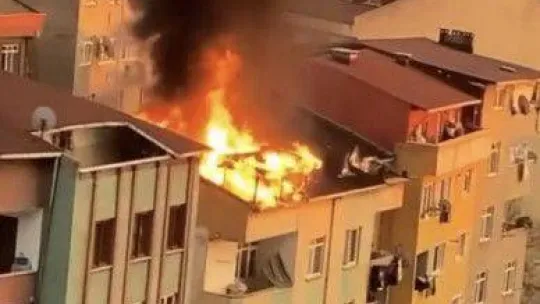 İstanbul'da korkutan yangın: Teras katı alev alev yandı, bina tahliye edildi