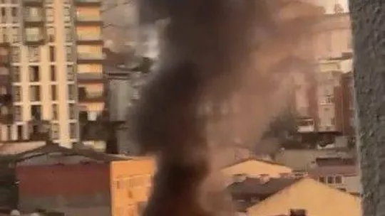 İstanbul'da korkutan yangın: Teras katı alev alev yandı, bina tahliye edildi