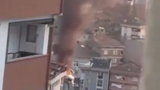 İstanbul'da korkutan yangın: Teras katı alev alev yandı, bina tahliye edildi